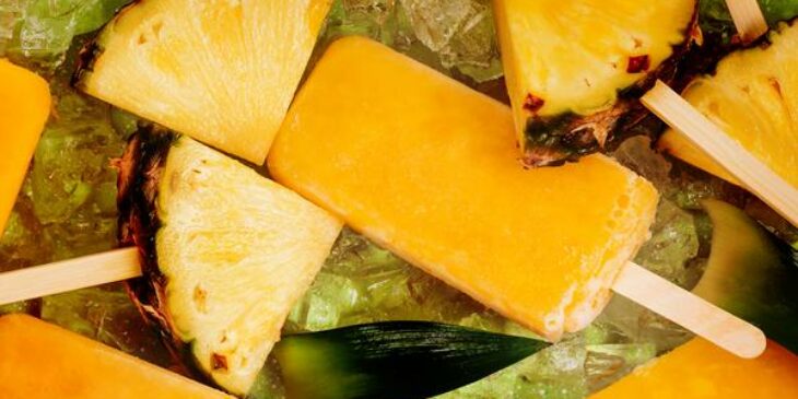 Receita de picolé de abacaxi bem tropical e refrescante