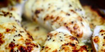 Filé de peito de frango gratinado com gergelim