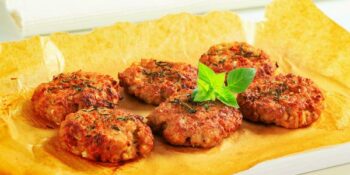 Hambúrguer de abobrinha e manjericão