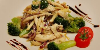Macarrão com frango e brócolis