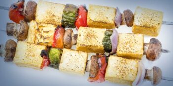 Espetinho vegano de tofu