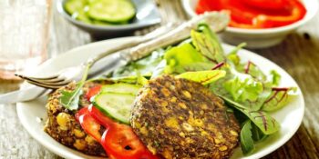 Hambúrguer vegano de quinoa e espinafre