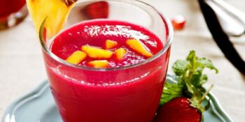 Suco de morango, romã, manga e hortelã