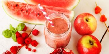 Suco de romã com melancia, maçã e framboesa