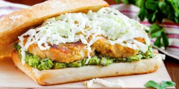Hambúrguer vegano com guacamole