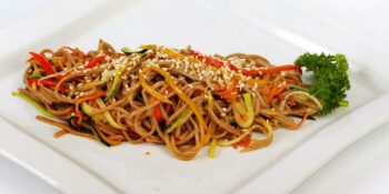 Macarrão com legumes ao molho shoyu