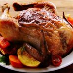 Receita de peru assado com bacon fácil e que desmancha de tão macio