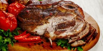 Pernil assado com cardamomo e pimenta