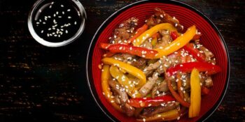Filé mignon suíno com pimentão e shoyu