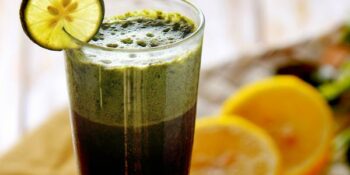 Suco detox de laranja, limão e espinafre