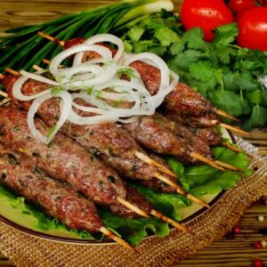 Receita de espetinho de carne de porco super suculenta e com poucos ingredientes