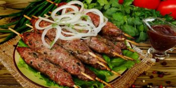 espetinho de carne de porco