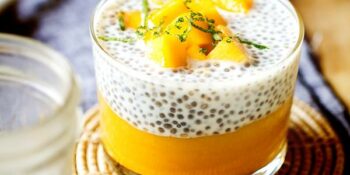 Pudim de chia com purê de manga