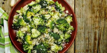 Brócolis cozido com quinoa