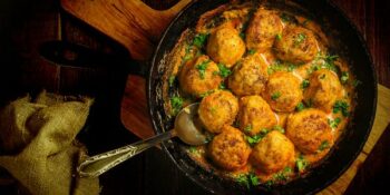 Almôndegas de carne moída ao molho curry