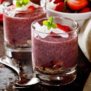 Receita de pudim de chia com suco de morango que DESMANCHA na boca