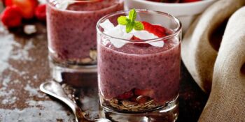 Pudim de chia com suco de morango