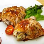 Sobrecoxas assadas com gergelim: receita suculenta para o almoço em família