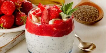 Pudim de chia com cobertura de morango