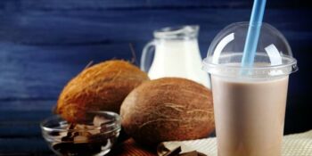 Vitamina de chocolate com leite de coco