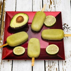Receita de picolé fit de abacate para refrescar muito nesse verão