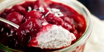 Pudim de chia com cereja