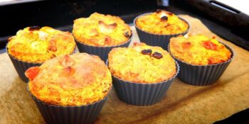 Mini bolo de cenoura com maçã e passas