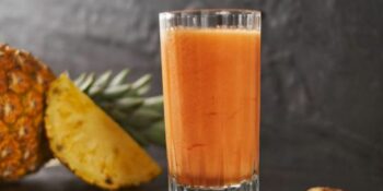 Suco de abacaxi com mamão e hortelã