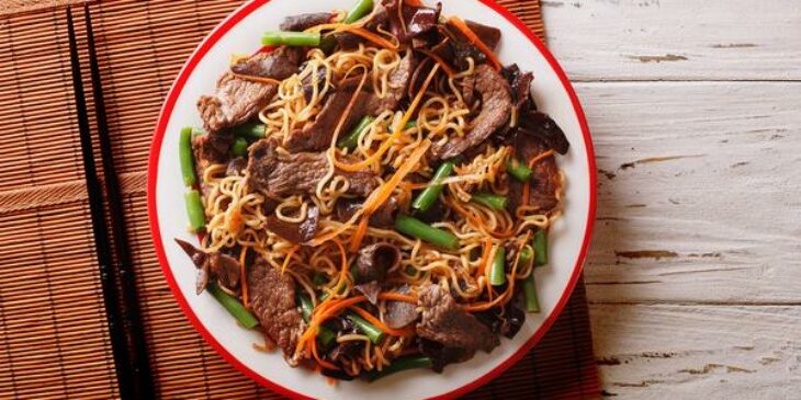 Macarrão com carne e legumes tudo gostoso