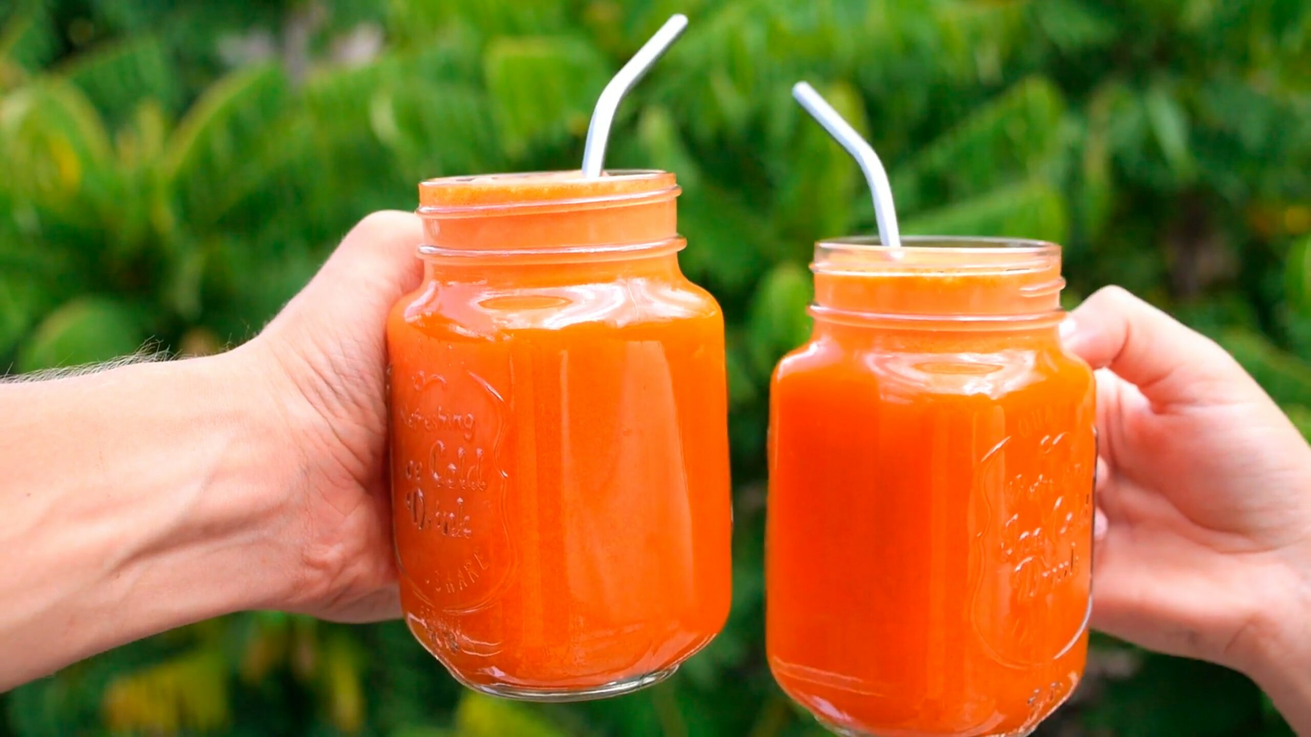 Suco de abacaxi com mamão e hortelã