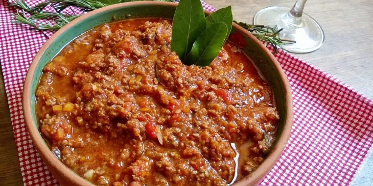 Carne moída com molho de tomate