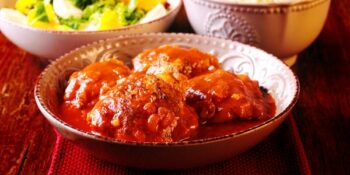 Frango ensopado com molho de tomate fresco