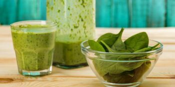 Suco detox com espinafre