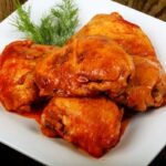 Sobrecoxas assadas com tomate simples fácil