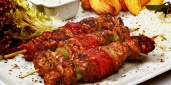 Espeto de frango com kiwi e tomate