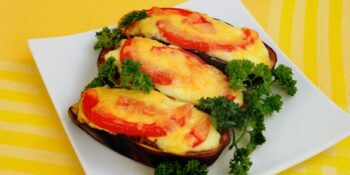 Berinjela ao forno com tomate e queijo