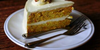 Bolo de cenoura com nozes