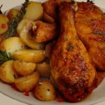Receita de coxas de frango assadas com batatas que desmancham de tão macia