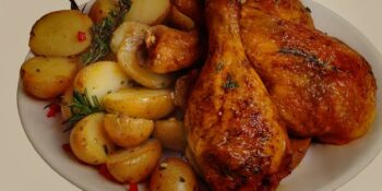 Coxas de frango assadas com batatas