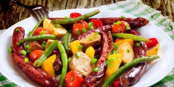 linguiça frita com legumes