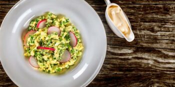 Salada de ovos com rabanete