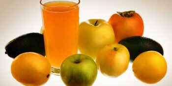 Suco com caqui, maçã e laranja
