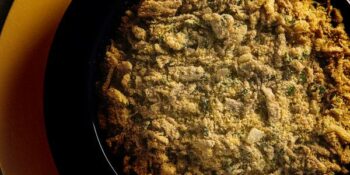 Farofa com banana e carne de porco