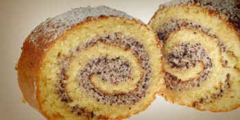 Rocambole com coco e nozes