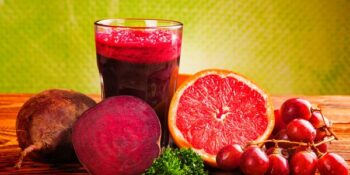Suco de beterraba, toranja e uva