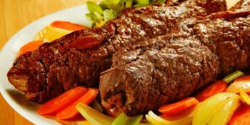 enroladinho de salsicha e carne