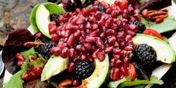 Salada de romã, amora e rúcula