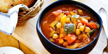 Canja de frango com legumes e grão-de-bico