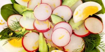 Salada de espinafre, ovo, pepino e rabanete