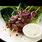 espeto de carne com molho de iogurte